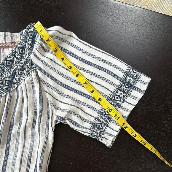 Knox Rose Blue and White embroidered v neck Neck Flutter Sleeve Top - Picture 6 of 7